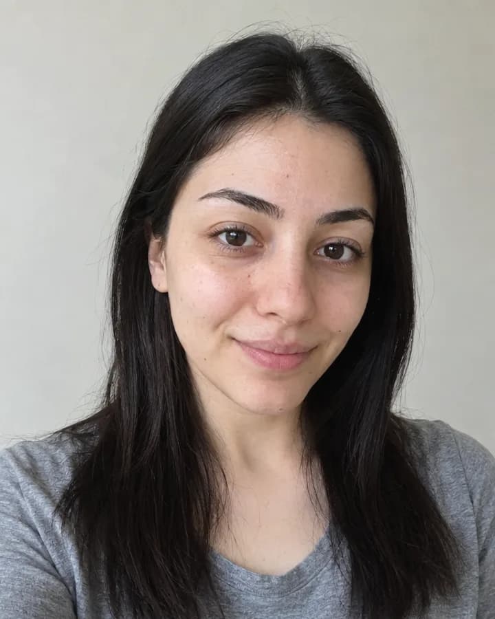 Genç bir kadının günümüzde çekilmiş sade portresi