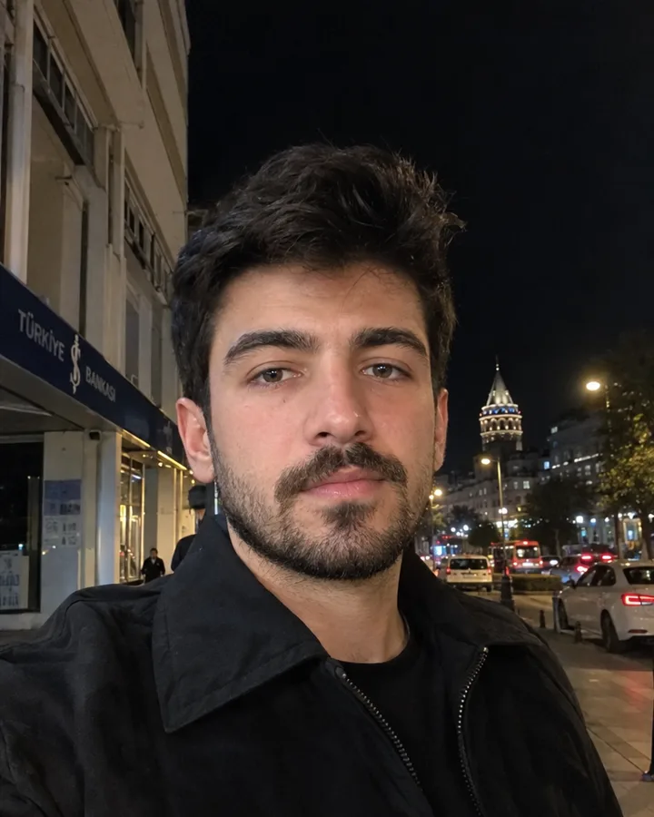 Bir erkeğin şehirde gece çekilmiş günümüz portresi