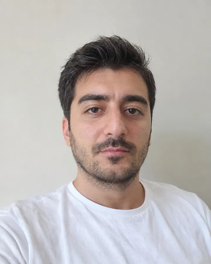 Genç bir erkeğin günümüzde çekilmiş sade portresi