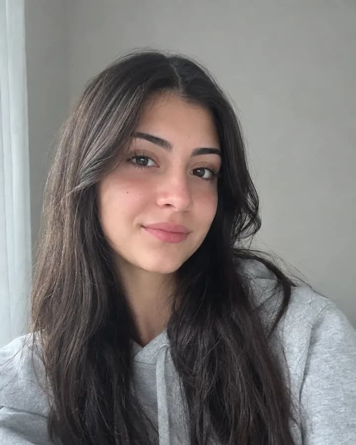 Genç bir kadının günümüzde çekilmiş sade portresi